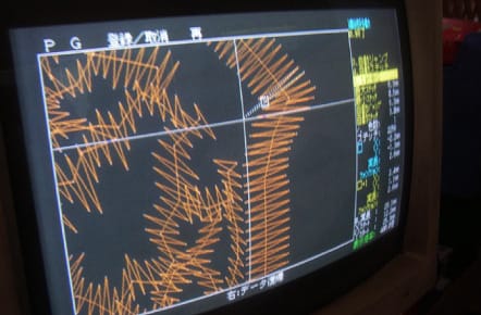 ディスプレイで最終調整を行う様子