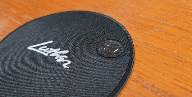 水滴も染みにくい素材を使用しています。